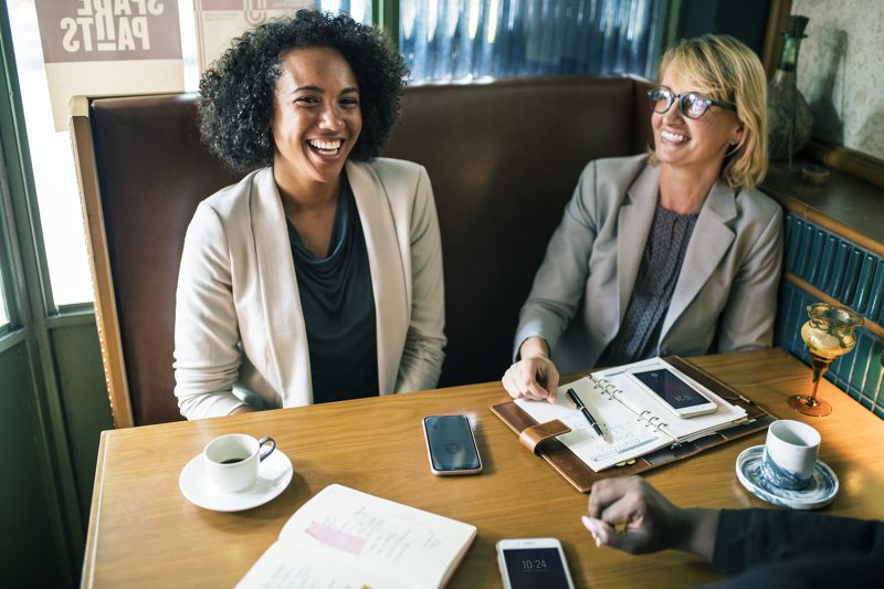 Dames in gesprek